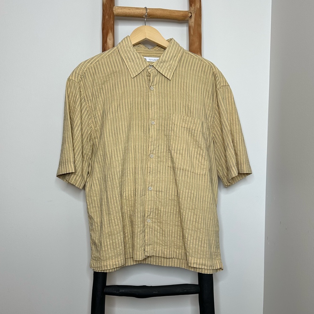Men’s Zara short sleeve button down pocket shirt in yellow gold linen blend.